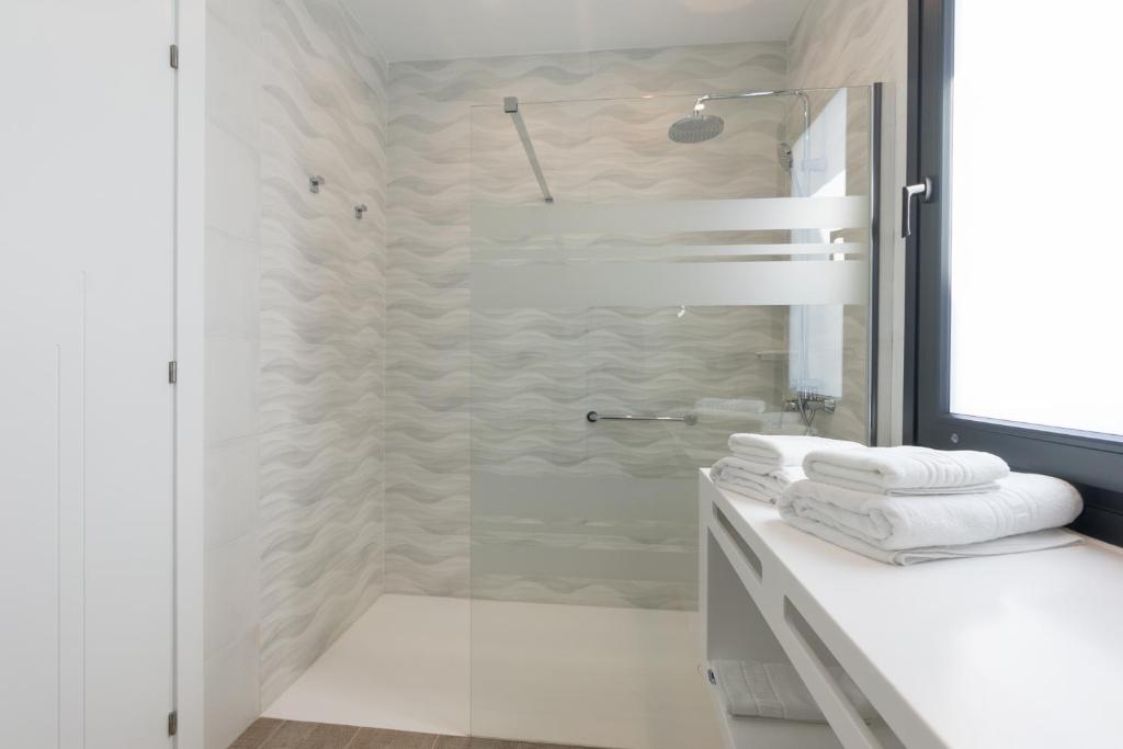 A bathroom at Sea Breeze Villas Lapa and Claca
