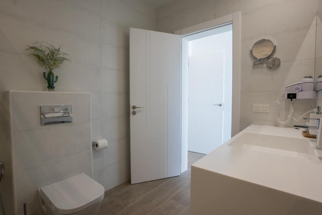A bathroom at Sea Breeze Villas Lapa and Claca