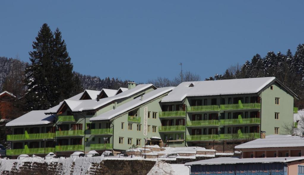 um edifício com neve em cima em Club Hotel Costaverde em Andalo