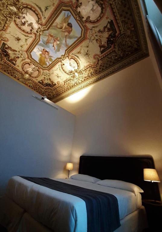 A bed or beds in a room at Hotel Palazzo Vannoni