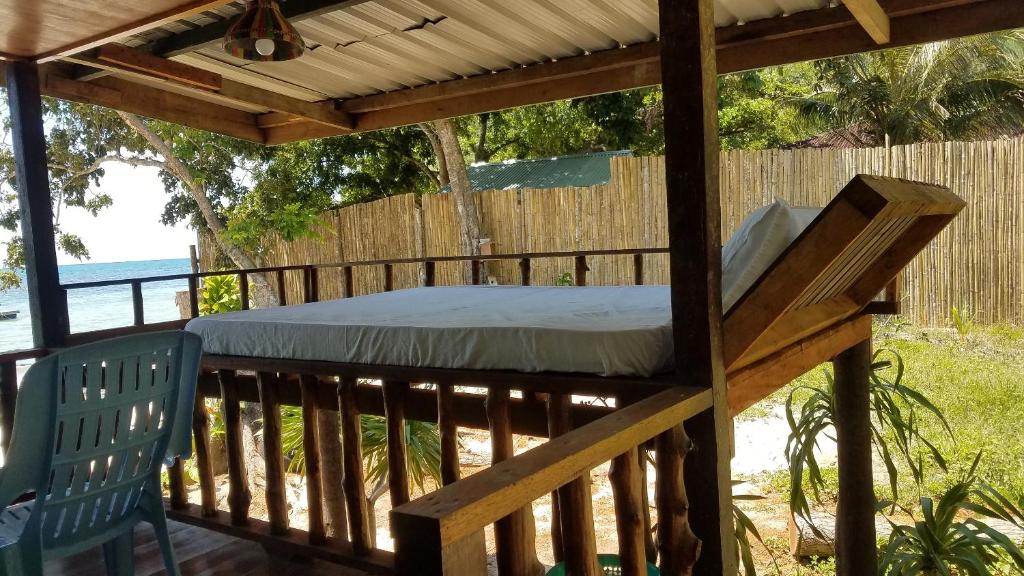 Balkón nebo terasa v ubytování The Beachaven Chalets, Kota Belud