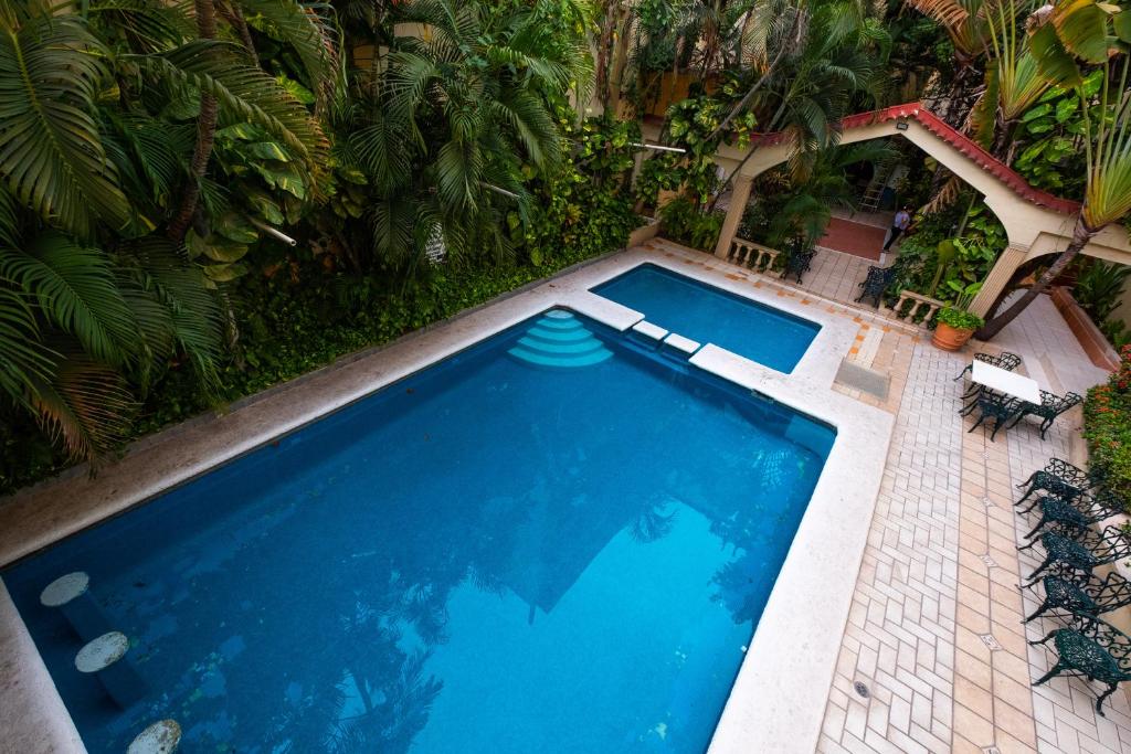 una vista aérea de una piscina con palmeras en Hotel Sol del Pacifico, en Lázaro Cárdenas