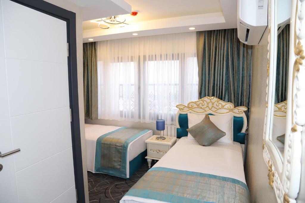 Postel nebo postele na pokoji v ubytování Grand Kavi Hotel