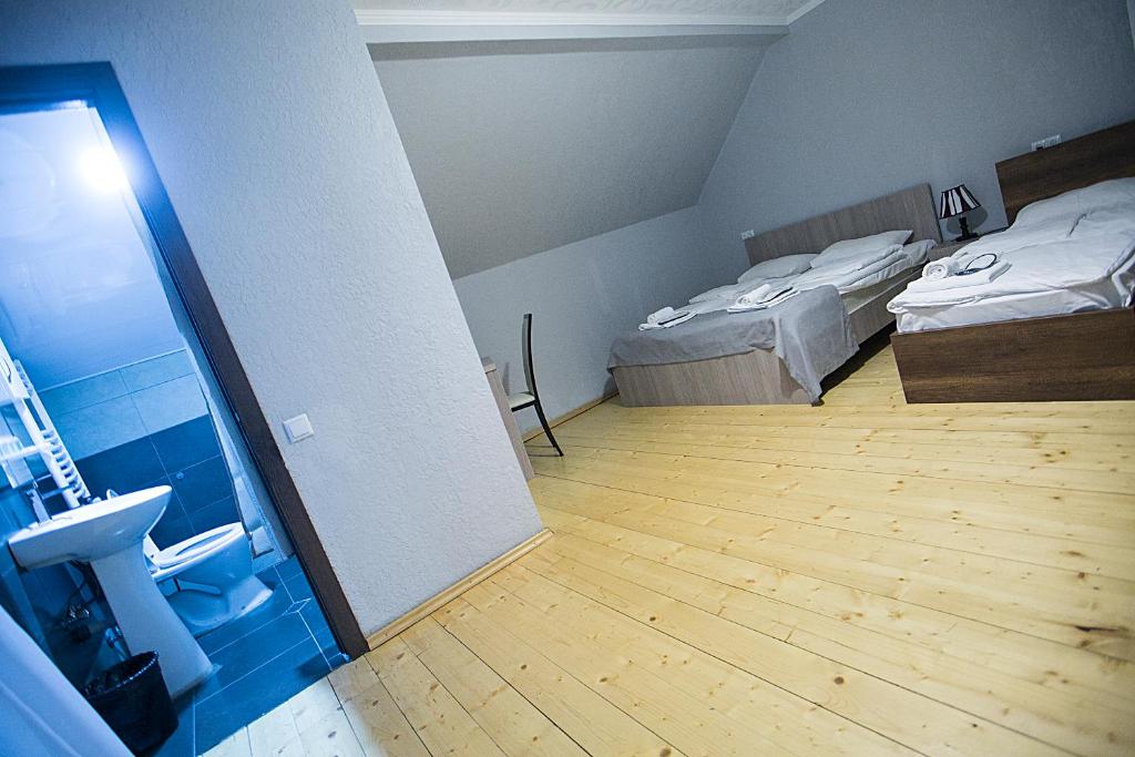Postel nebo postele na pokoji v ubytování Soncho Kazbegi
