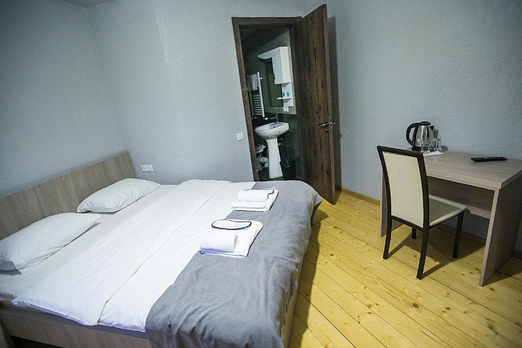 Postel nebo postele na pokoji v ubytování Soncho Kazbegi