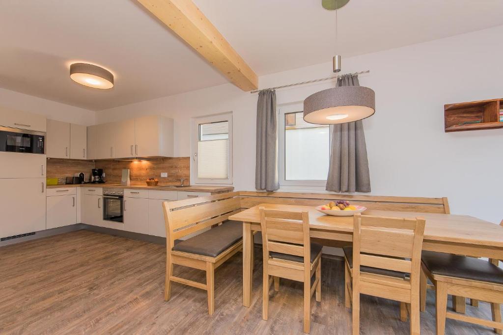 Kuchyň nebo kuchyňský kout v ubytování Grossglockner Chalets Zell am See