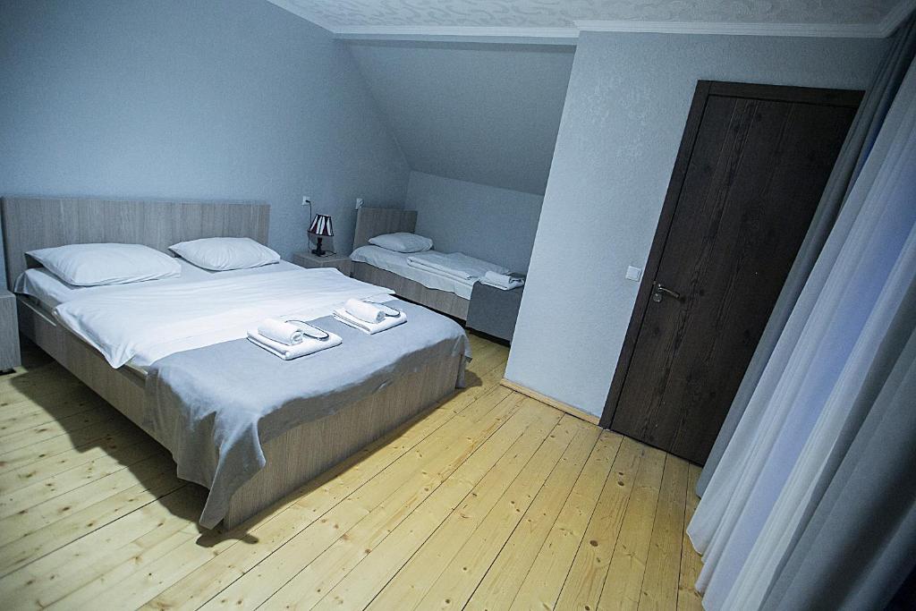 Postel nebo postele na pokoji v ubytování Soncho Kazbegi