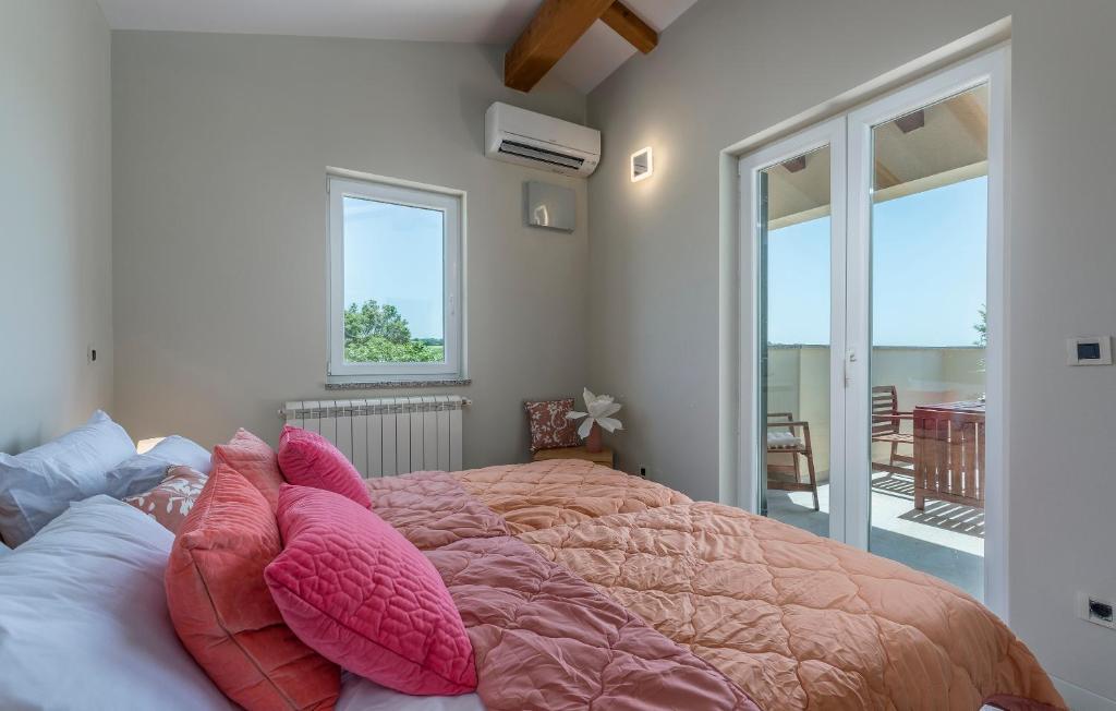 Postel nebo postele na pokoji v ubytování BIG Promotion, Villa Serenitas