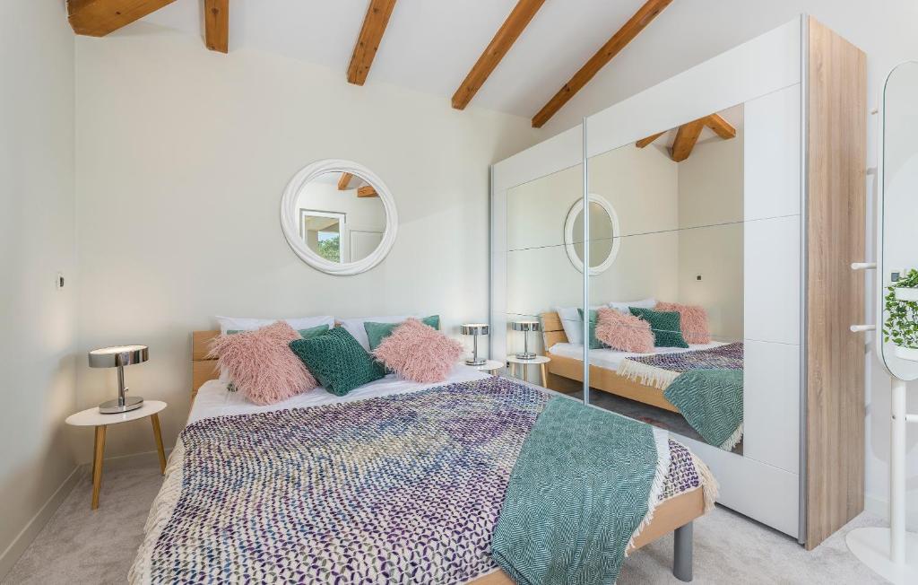 Postel nebo postele na pokoji v ubytování BIG Promotion, Villa Serenitas