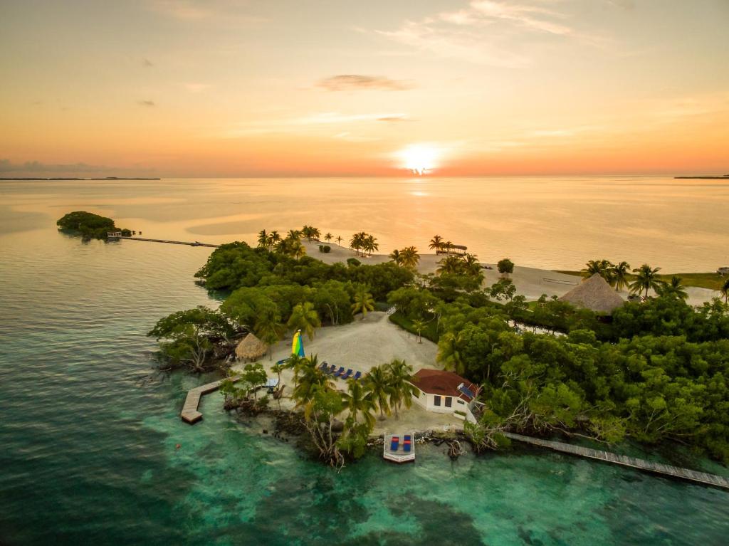 una vista aérea de una isla en el agua en Royal Belize, en Dangriga