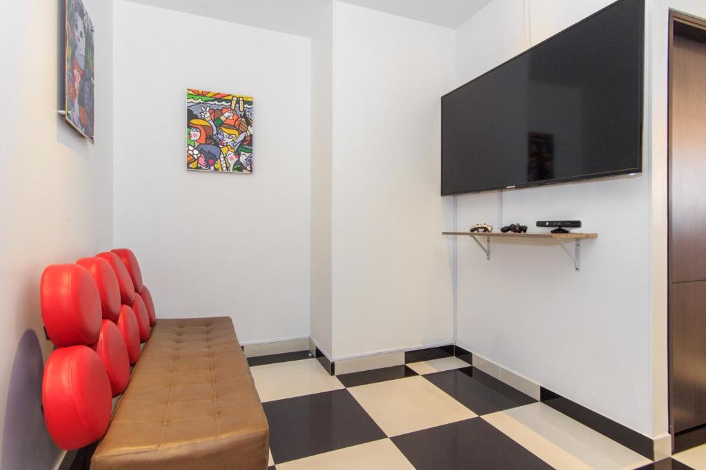 TV a/nebo společenská místnost v ubytování Pop Art Hotel Tocancipá y Centro de Convenciones
