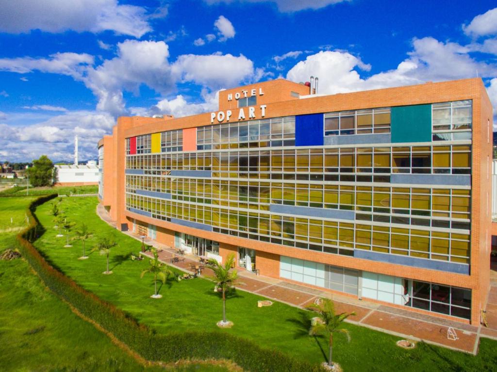 pomarańczowy budynek z napisem mph w obiekcie Pop Art Hotel Tocancipá y Centro de Convenciones w mieście Tocancipá