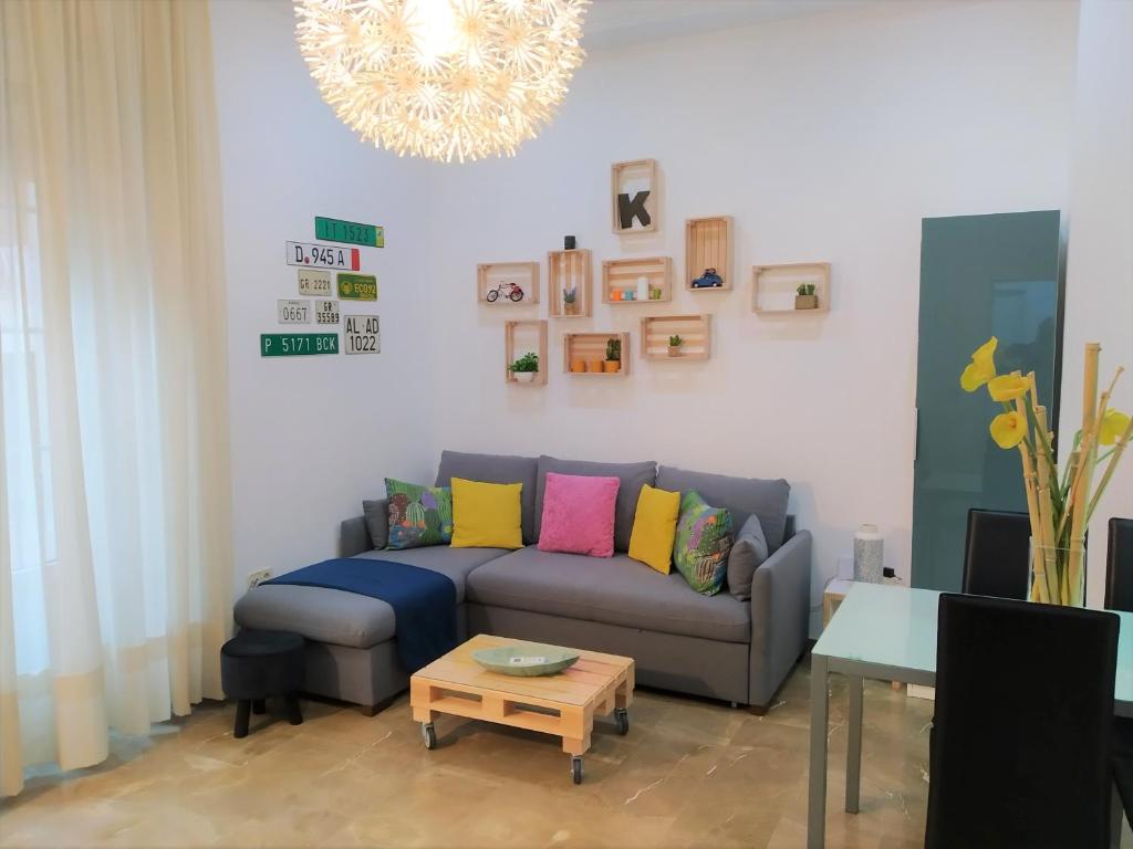 sala de estar con sofá y mesa en Apartamento Tebaida, en Granada