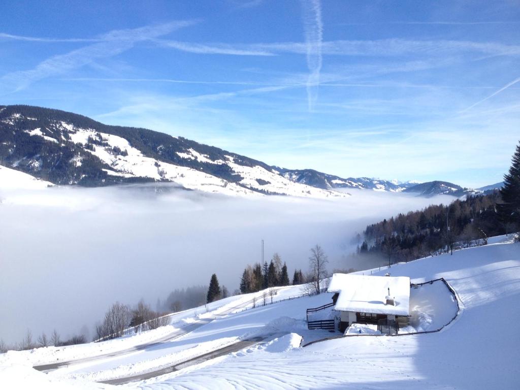 una vista de una montaña nevada con niebla en la distancia en Paradise on Mountain, en Taxenbach