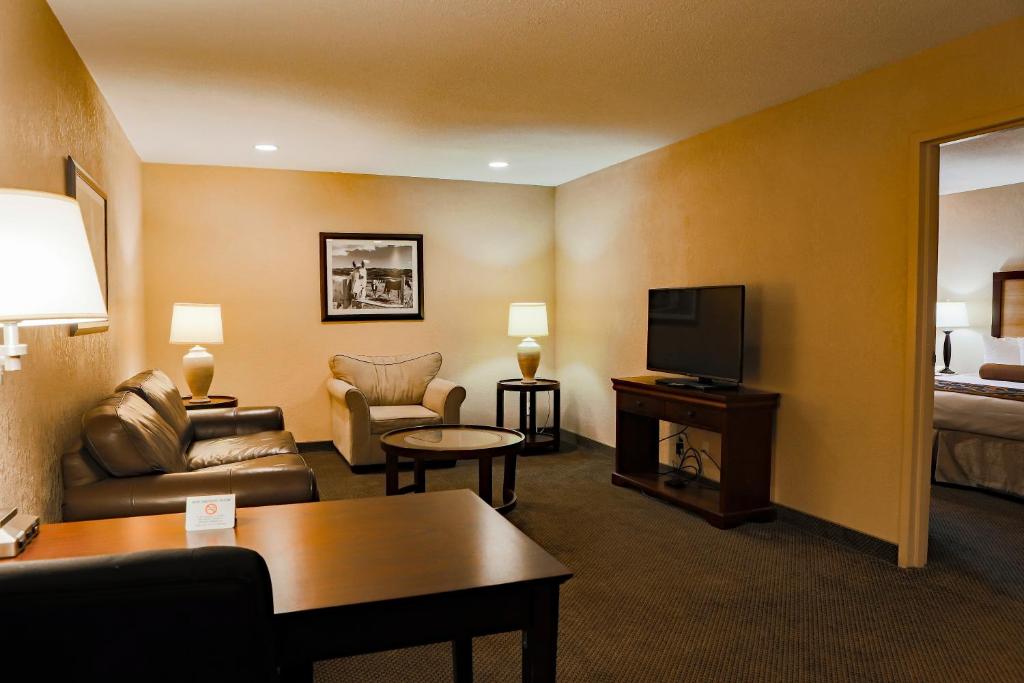 Heritage Inn - Deluxe King Suite