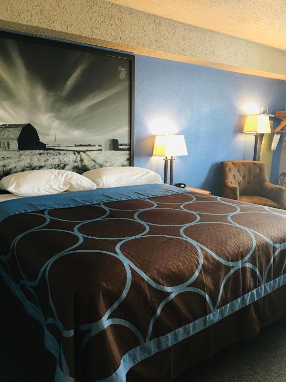 Postel nebo postele na pokoji v ubytování Super 8 by Wyndham Swift Current