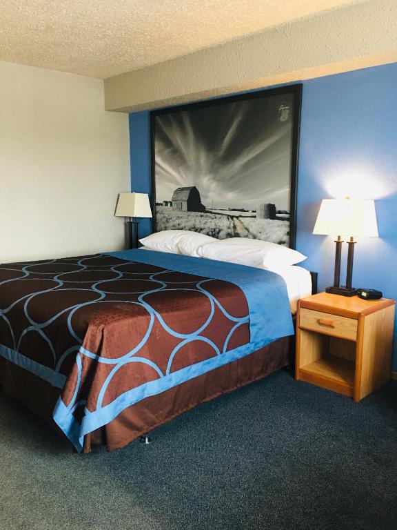 Postel nebo postele na pokoji v ubytování Super 8 by Wyndham Swift Current