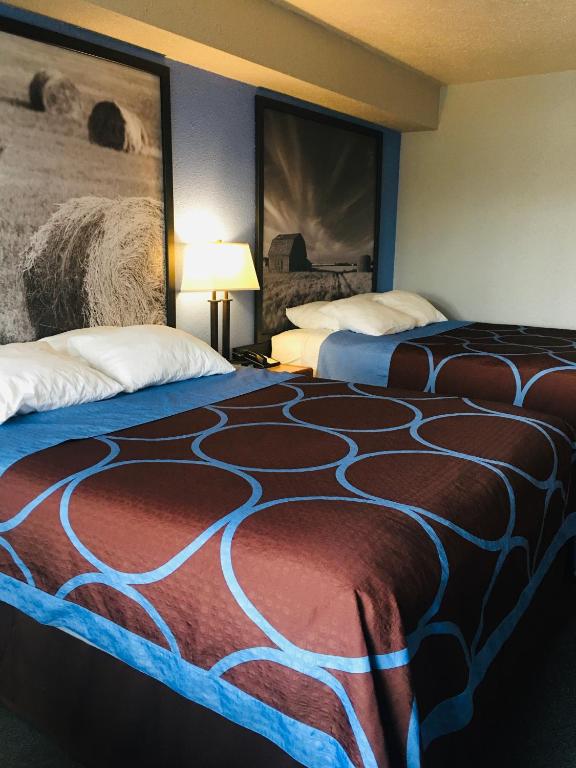 Postel nebo postele na pokoji v ubytování Super 8 by Wyndham Swift Current
