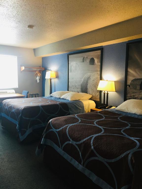 Postel nebo postele na pokoji v ubytování Super 8 by Wyndham Swift Current