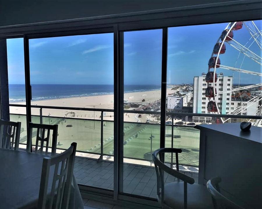 Cette chambre offre une vue sur la plage et une grande roue. dans l'établissement F3, 6 Pers, BELLE VUE PANORAMIQUE MER, à Berck-sur-Mer