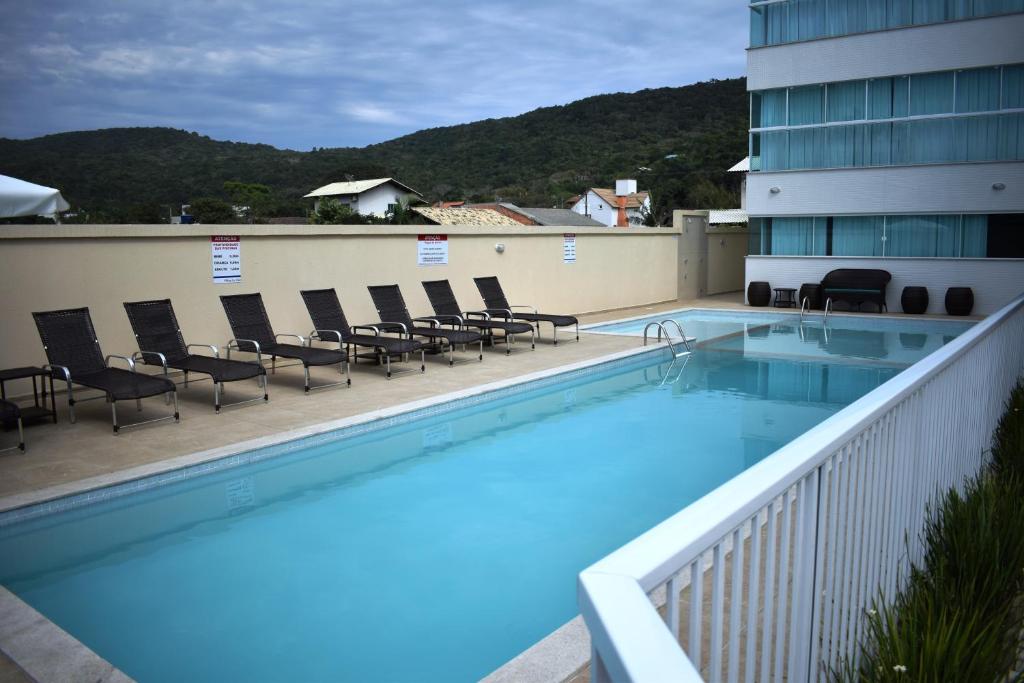 una piscina en la azotea de un edificio en A082 - Ecopark - Apto de 2 quartos com piscina, en Bombinhas