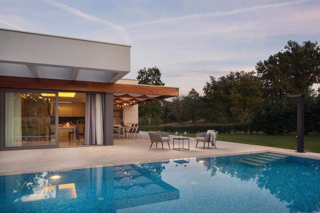 una casa con piscina al lado de una casa en Villa Eos, en Sveti Petar u Šumi