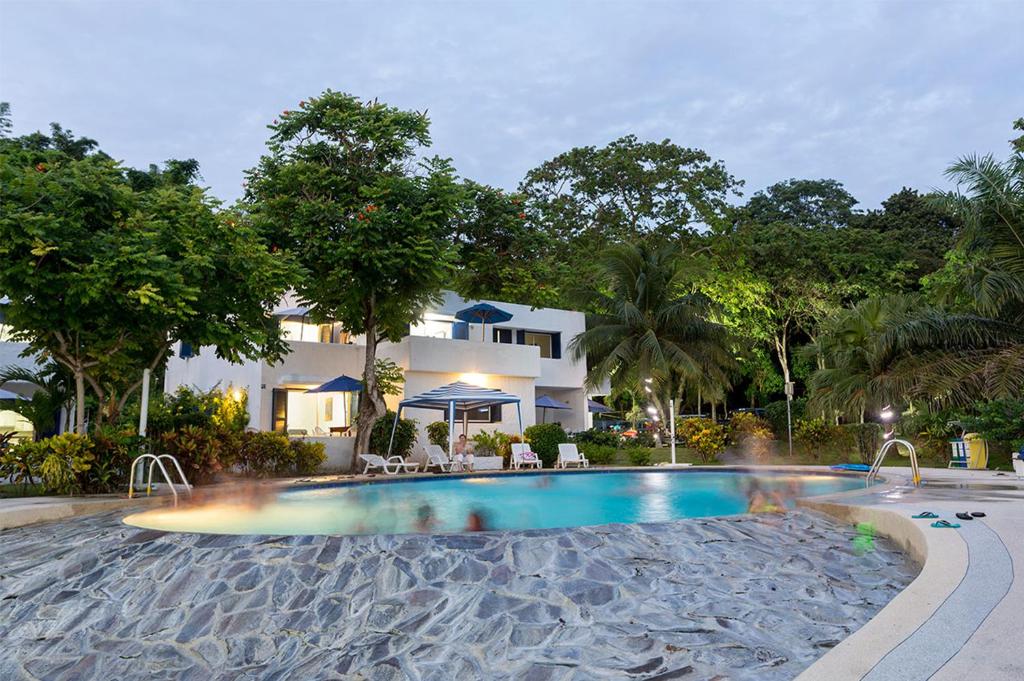 una piscina frente a una casa en Green9 Hotel & Beach Resort Same, en Same