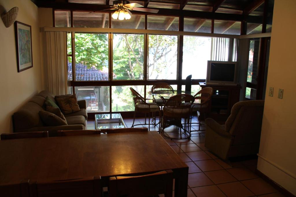 uma sala de estar com uma mesa e uma grande janela em Ocotal Beach Front House #25 em Ocotal