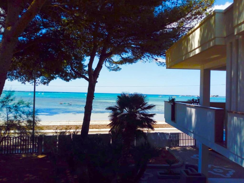 desde el balcón de una casa con vistas a la playa en Dimora del Sole, en Porto Cesareo