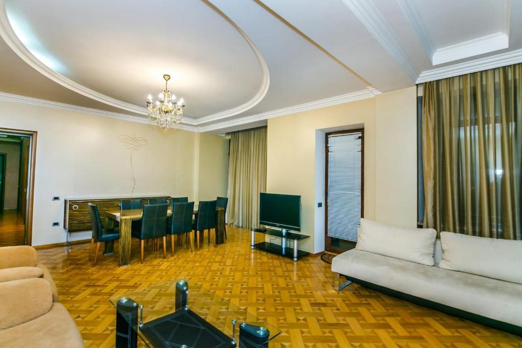 een woonkamer met een bank en een tafel bij VİP Apartment number one in Baku
