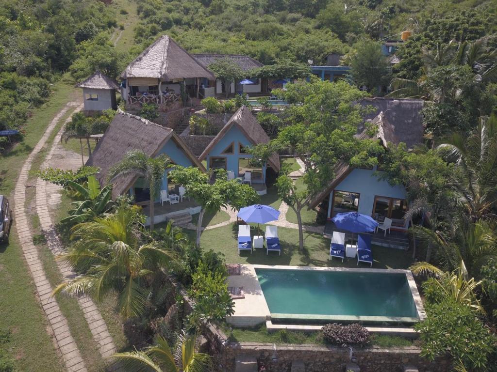 een luchtzicht op een resort met een zwembad bij Blue Monkey Retreat Areguling Lombok in Kuta Lombok