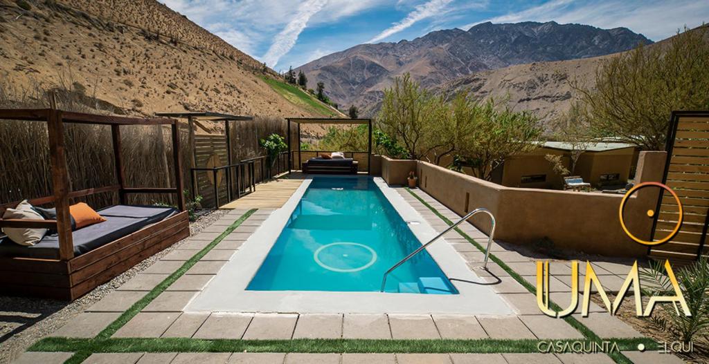 uma piscina com vista para uma montanha em UMA Hotel em Pisco Elqui