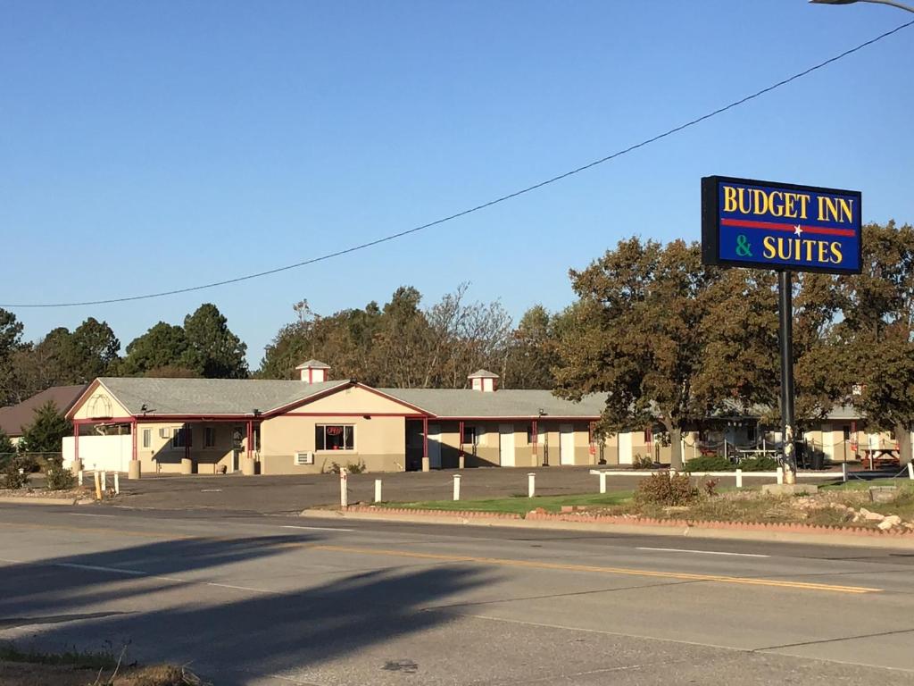 ein blaues Straßenschild vor einem Gebäude in der Unterkunft Budget Inn &amp; Suites Colby in Colby