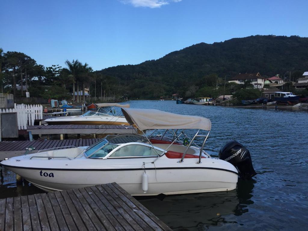  Otimo casa no canal da Barra da Lagoa com trapiche particular