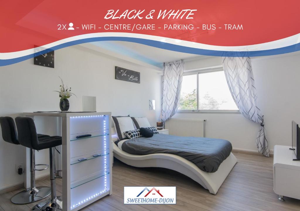 um quarto com uma cama num palco com uma placa em SweetHome Dijon - Black & White em Dijon