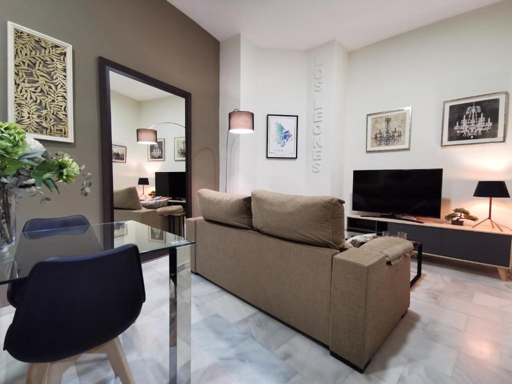 a living room with a couch and a table at Apartamento Los Leones in Córdoba