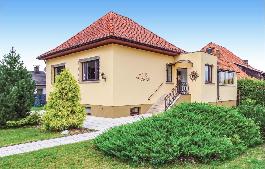 Dom z napisem "Iris Mama" w obiekcie Cozy Home In Kuhlen Wendorf With Kitchen w mieście Wendorf