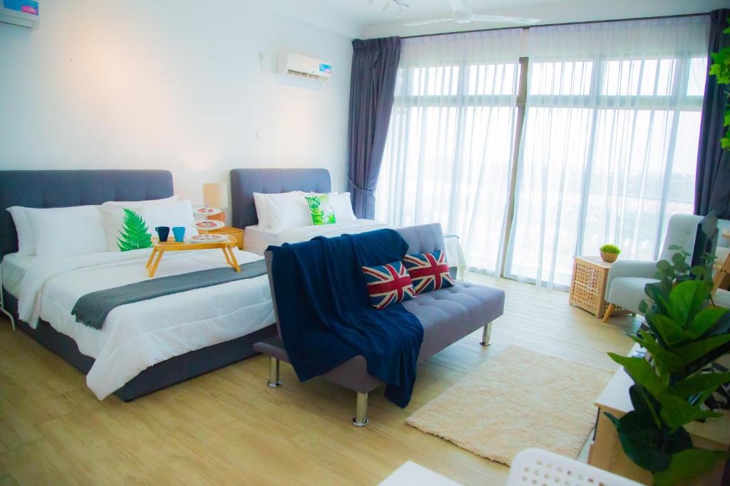 una camera con due letti e un divano di [WolveRent] Cozy Studio @ Mount Austin- (IKEA,AEON,TESCO,TOOPEN) a Johor Bahru