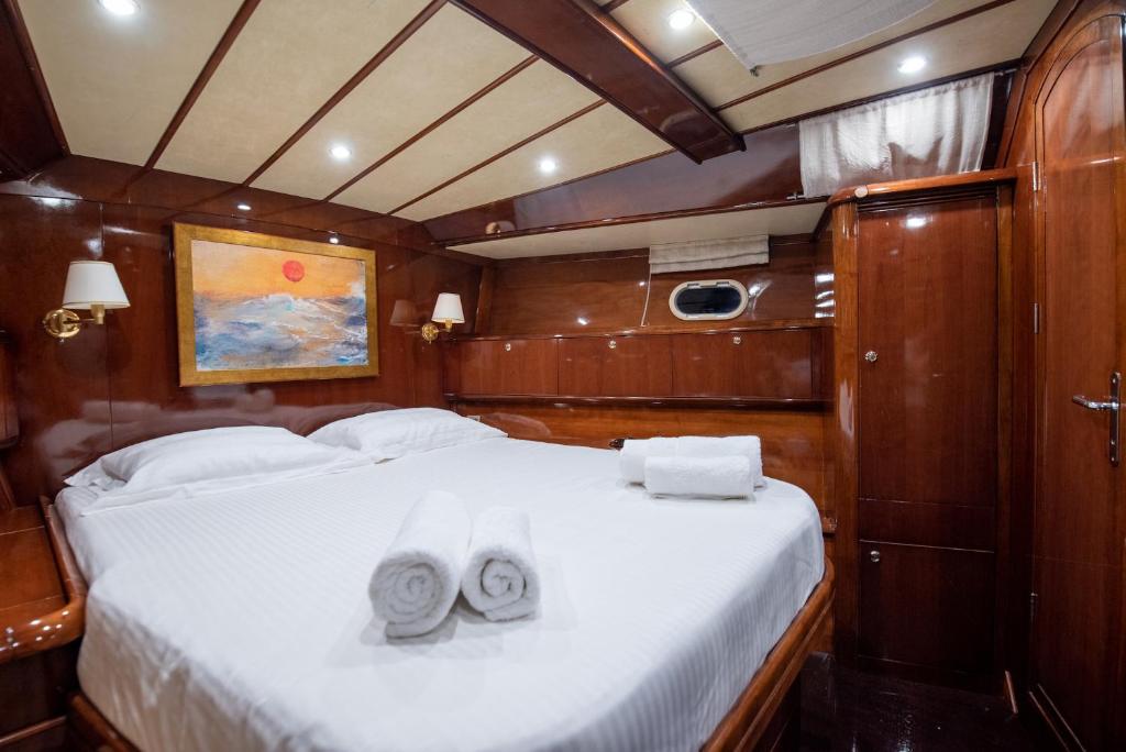 1 dormitorio con 1 cama con 2 toallas en Boat Aiolis in the Athenian Riviera!, en Atenas