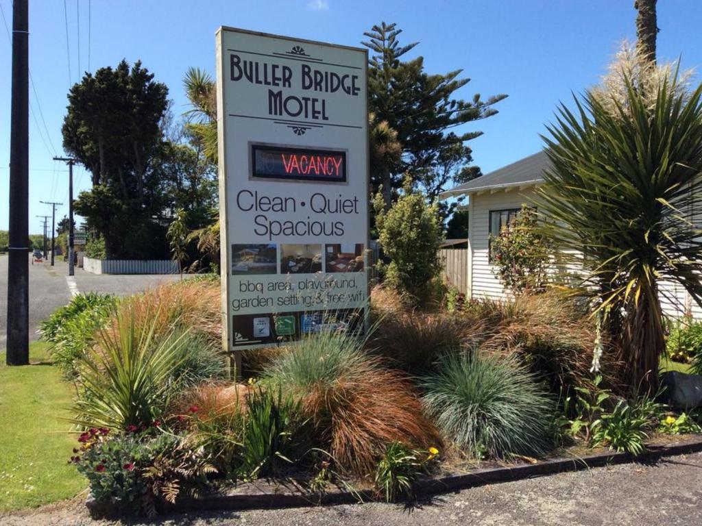 a sign for a buller bridge motel in a yard at Buller Bridge Motel in Westport