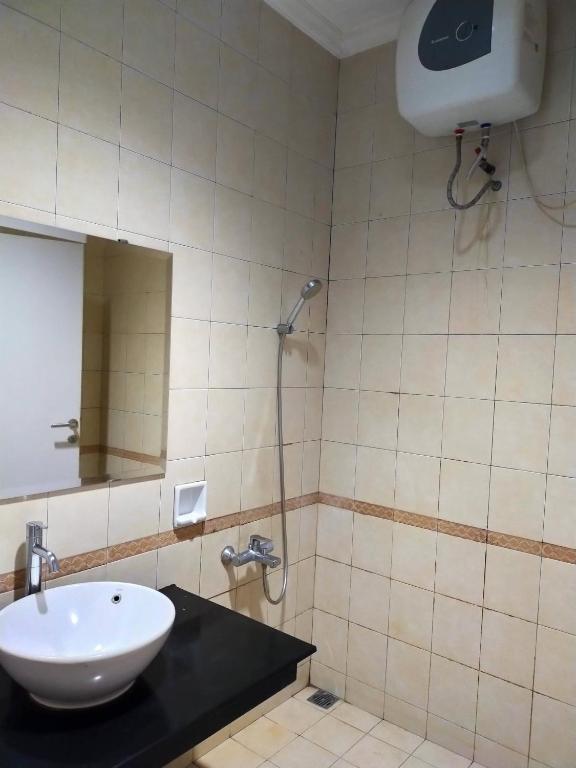 Koupelna v ubytování HOTEL & WISMA BINTANG JADAYAT