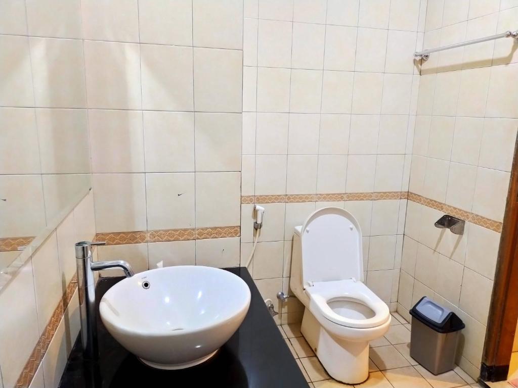 Koupelna v ubytování HOTEL & WISMA BINTANG JADAYAT