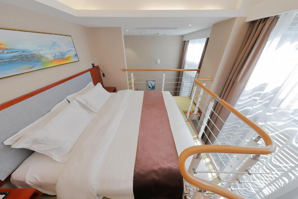 Postel nebo postele na pokoji v ubytování Shanghai Menglong Hotel Management