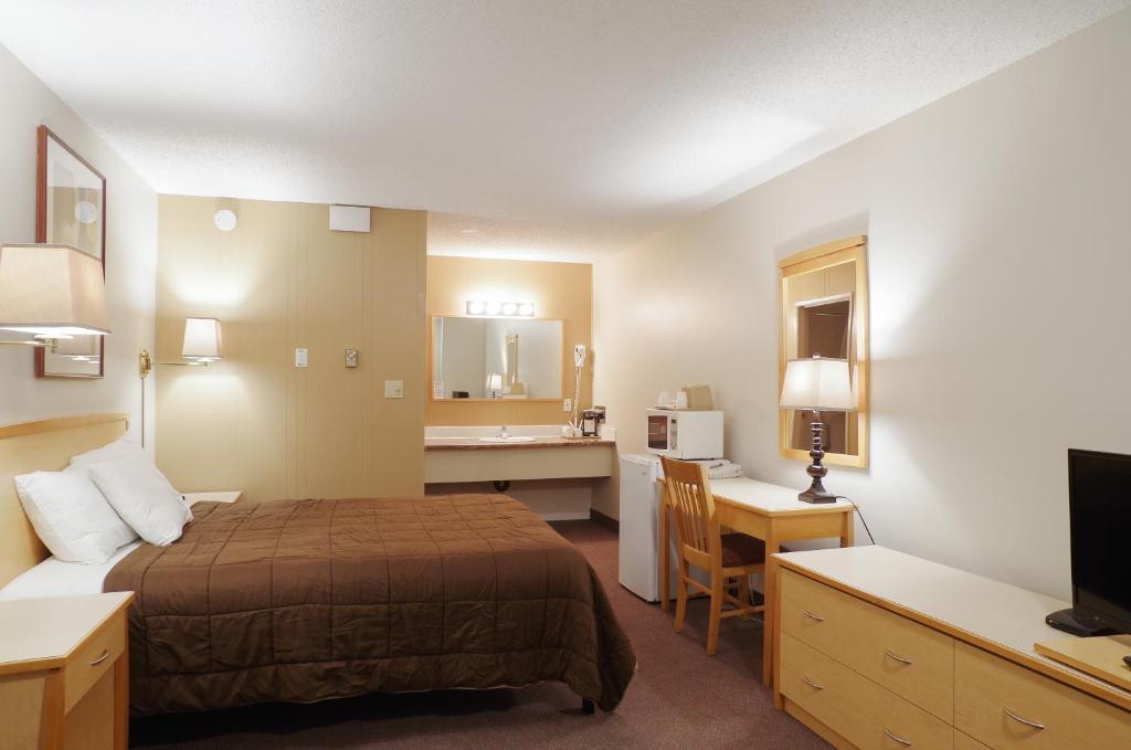 Postel nebo postele na pokoji v ubytování Canadas Best Value Inn and Suites Fernie