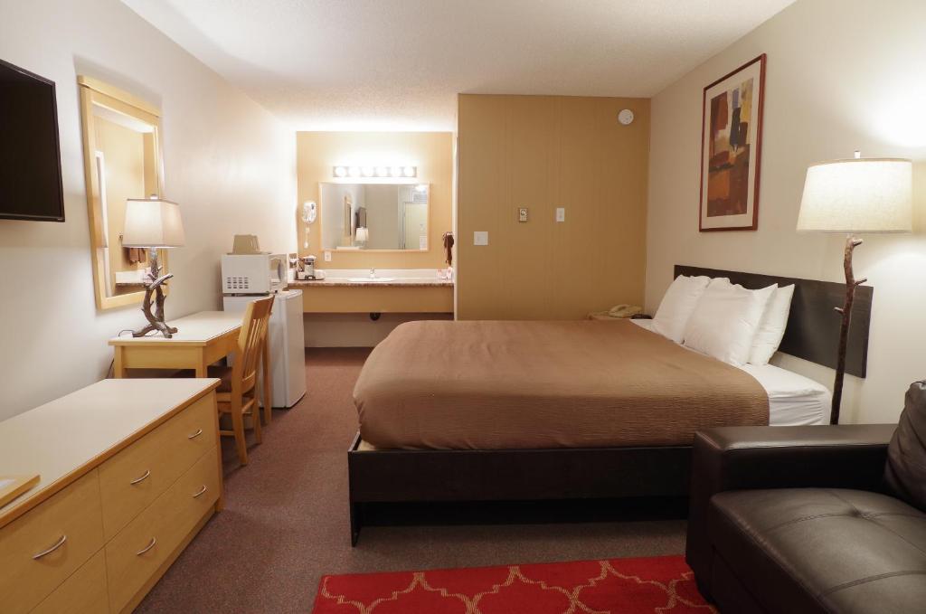 Postel nebo postele na pokoji v ubytování Canadas Best Value Inn and Suites Fernie
