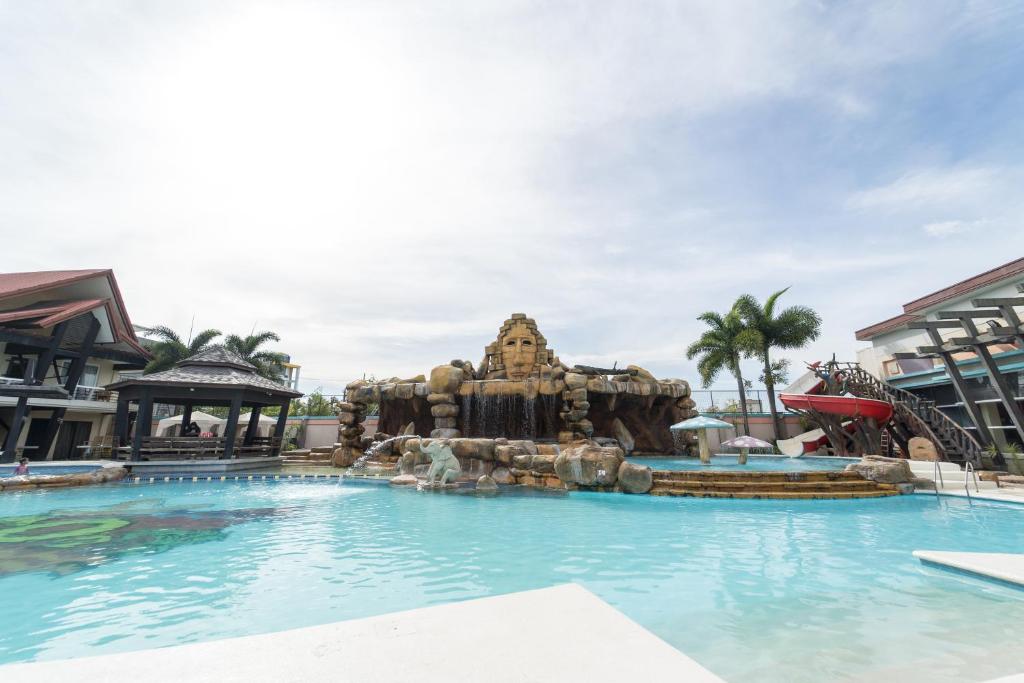 Bazén v ubytování MO2 Westown Hotel Iloilo nebo v jeho okolí