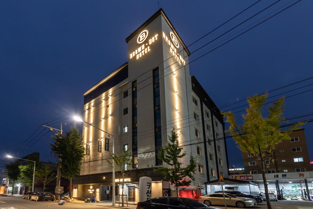 un edificio con un reloj al costado. en Brown Dot Hotel Seong Seo en Daegu