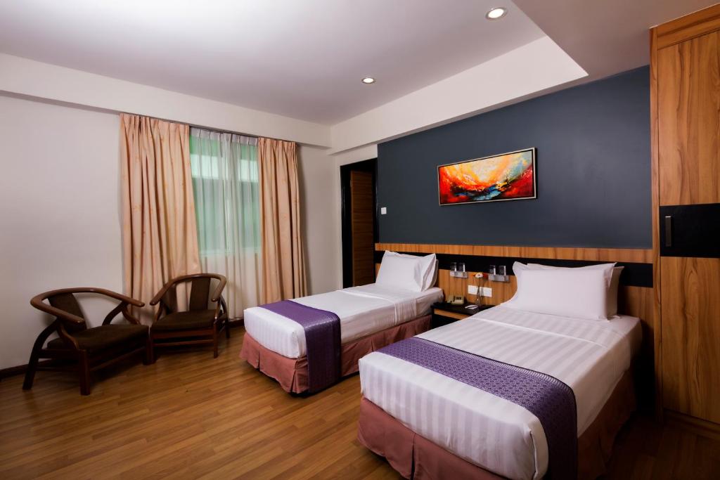 Postel nebo postele na pokoji v ubytování Mariner Hotel Labuan
