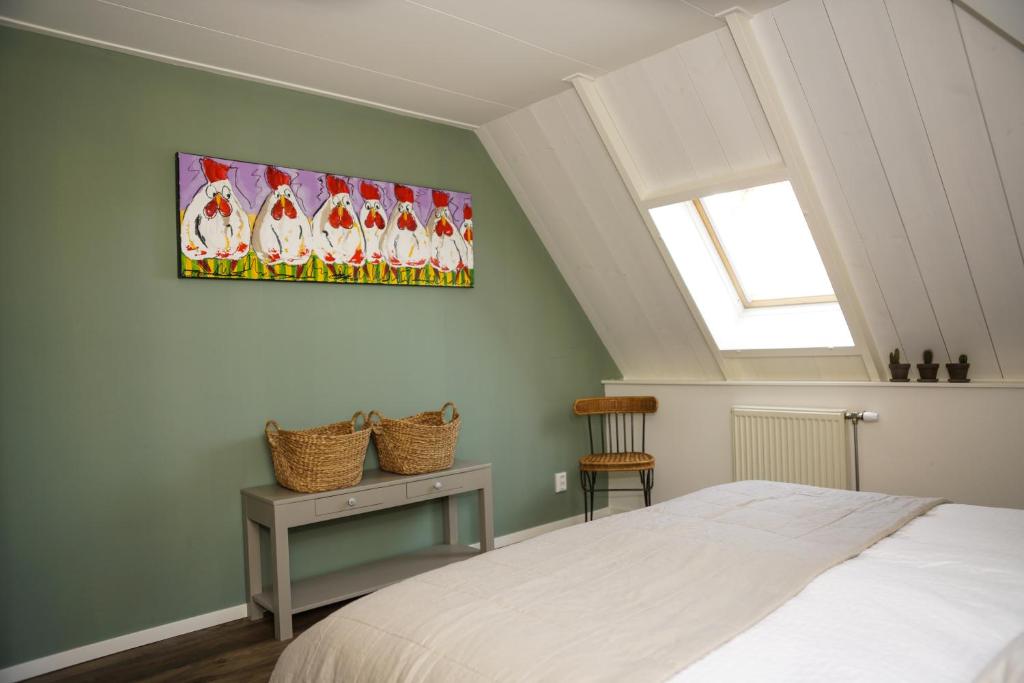 ein Schlafzimmer mit einem Bett und einem Wandgemälde in der Unterkunft Gastenverblijf Eenigenburg in Eenigenburg