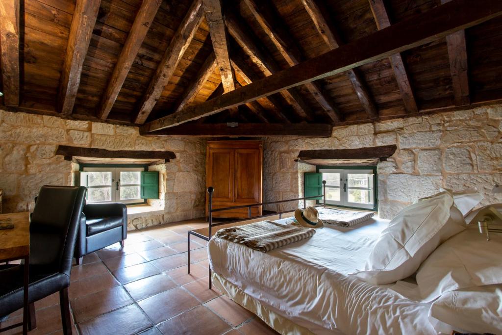 Postel nebo postele na pokoji v ubytování Hacienda Zorita Wine Hotel & Spa